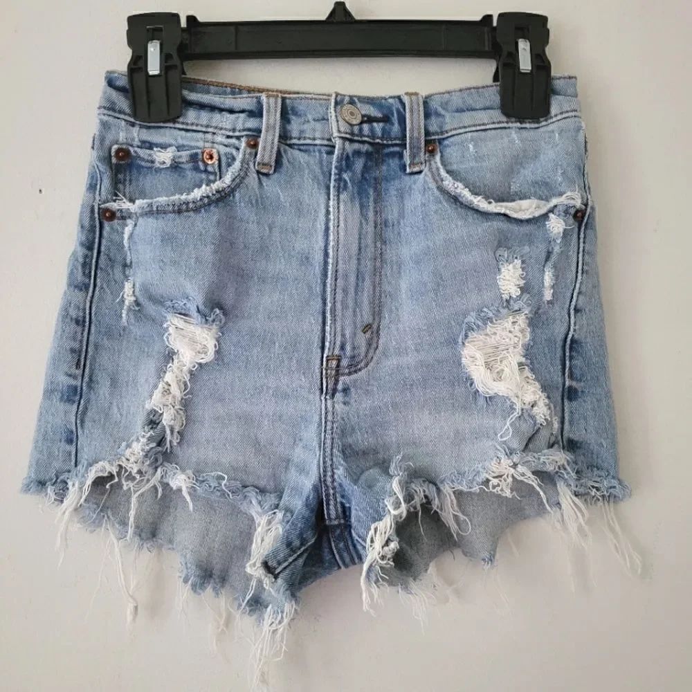 Abercrombie & Fitch High Rise Mom Short Raw Hem Distressed 2/26 Light Wash